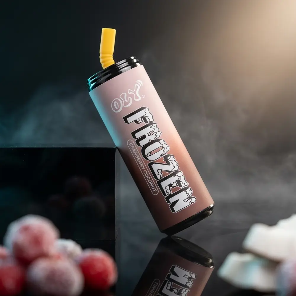 Pod descartável Oly Frozen 7.000 puffs apoiado em base acrílica preta com iluminação fria e reflexos luxuosos - Vapor Gringo