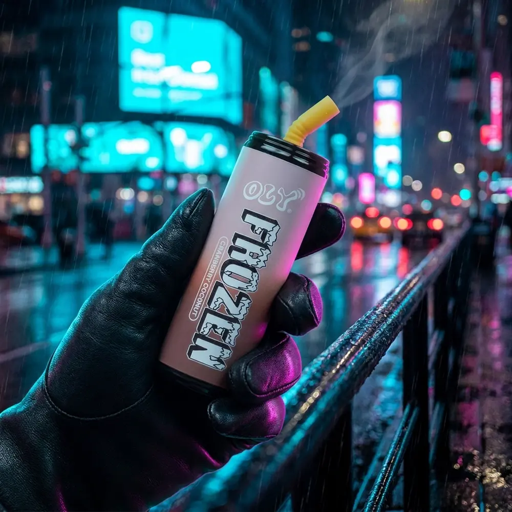 Pod Oly Frozen 7.000 puffs na mão de um vaper em cena urbana noturna com luzes neon e bokeh - Vapor Gringo