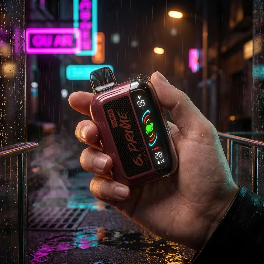 OxBar G Prime na mao de um vaper em rua noturna com neon e asfalto molhado refletindo luzes - Vapor Gringo