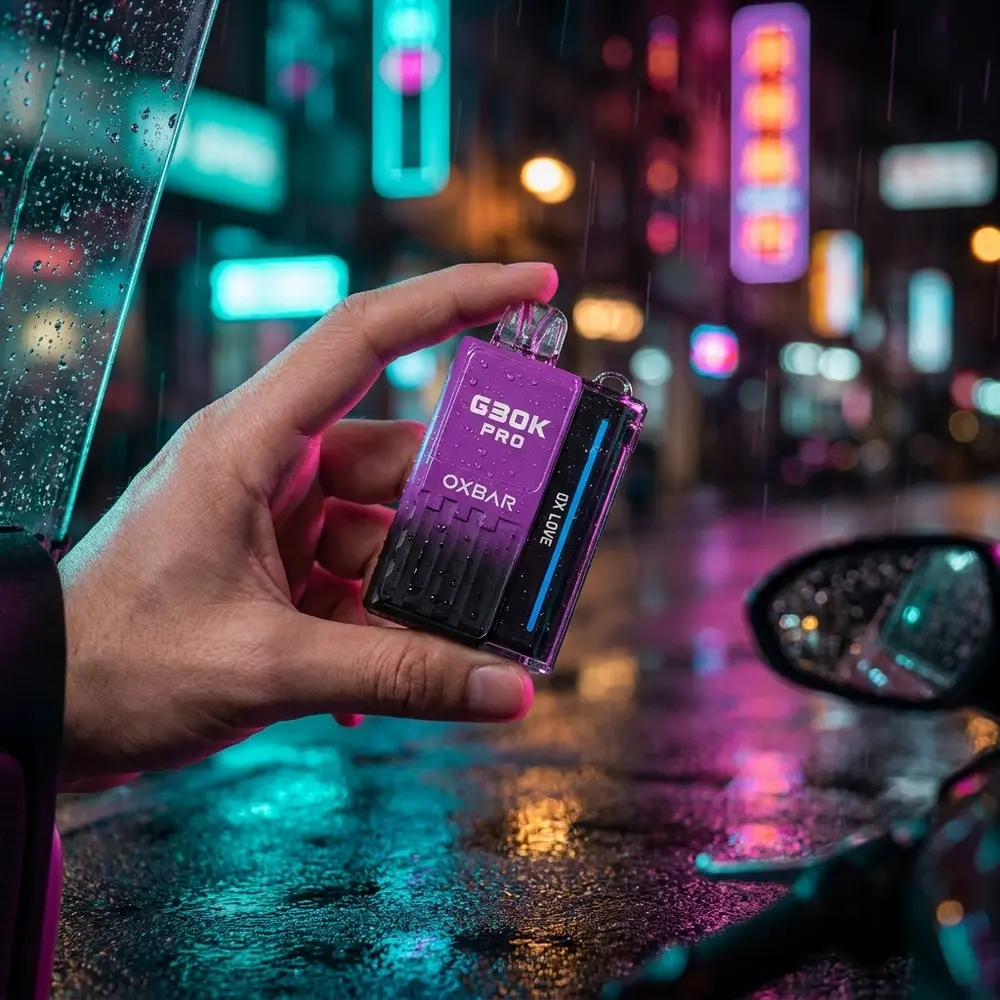 OxBar G30K Pró na mao de um vaper adulto em rua neon molhada com reflexos urbanos ao fundo - Vapor Gringo