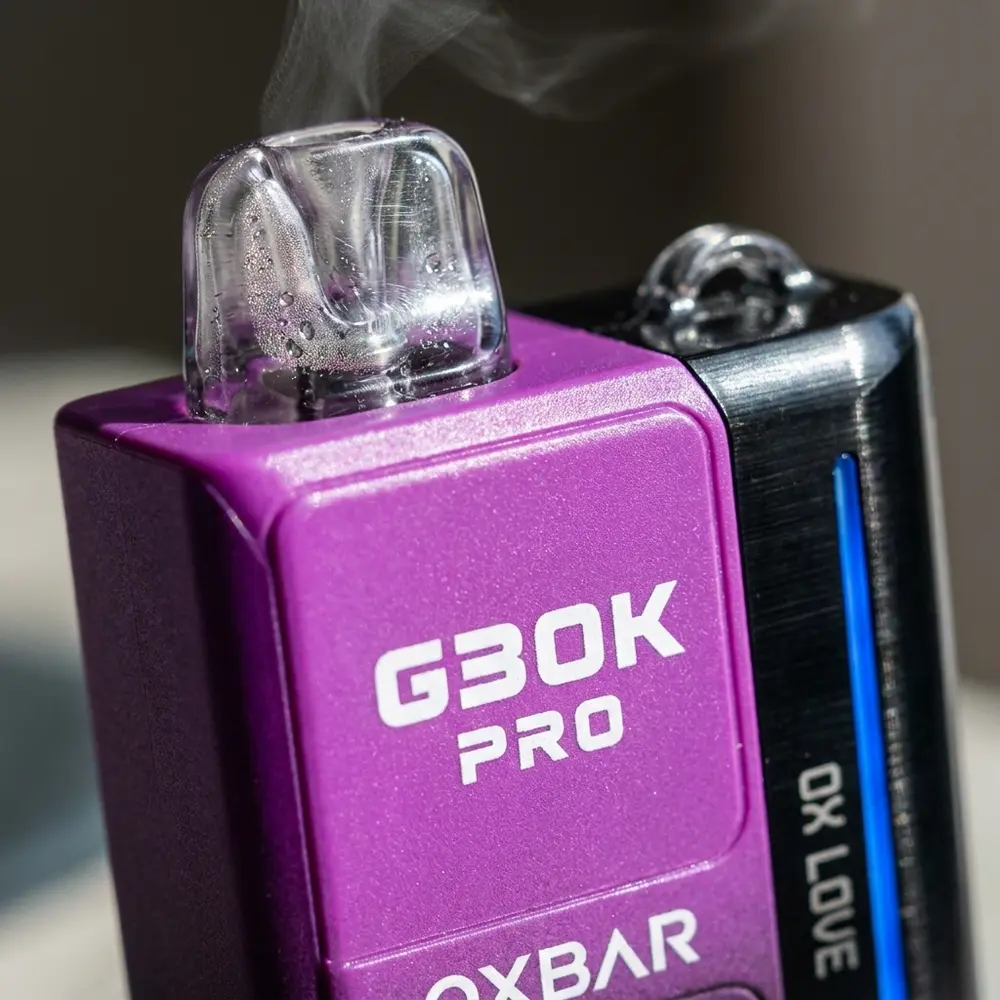 Close-up do bocal e rotulo OxBar G30K Pró com gotas de condensacao, texturas e reflexos metalicos - Vapor Gringo