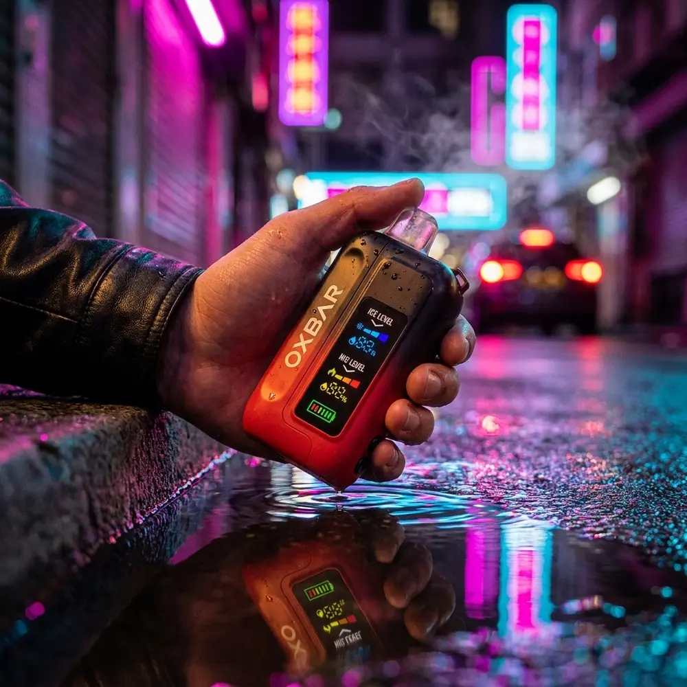 Oxbar Ice Nic Control, pod descartavel em cena urbana neon molhada apoiado no parapeito com mao segurando parcialmente - Vapor Gringo
