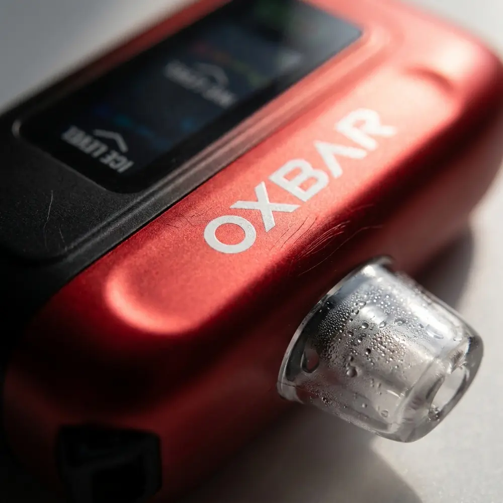 Detalhe do bocal e logo Oxbar Ice Nic Control com gotas de condensacao e reflexos metalicos realistas - Vapor Gringo