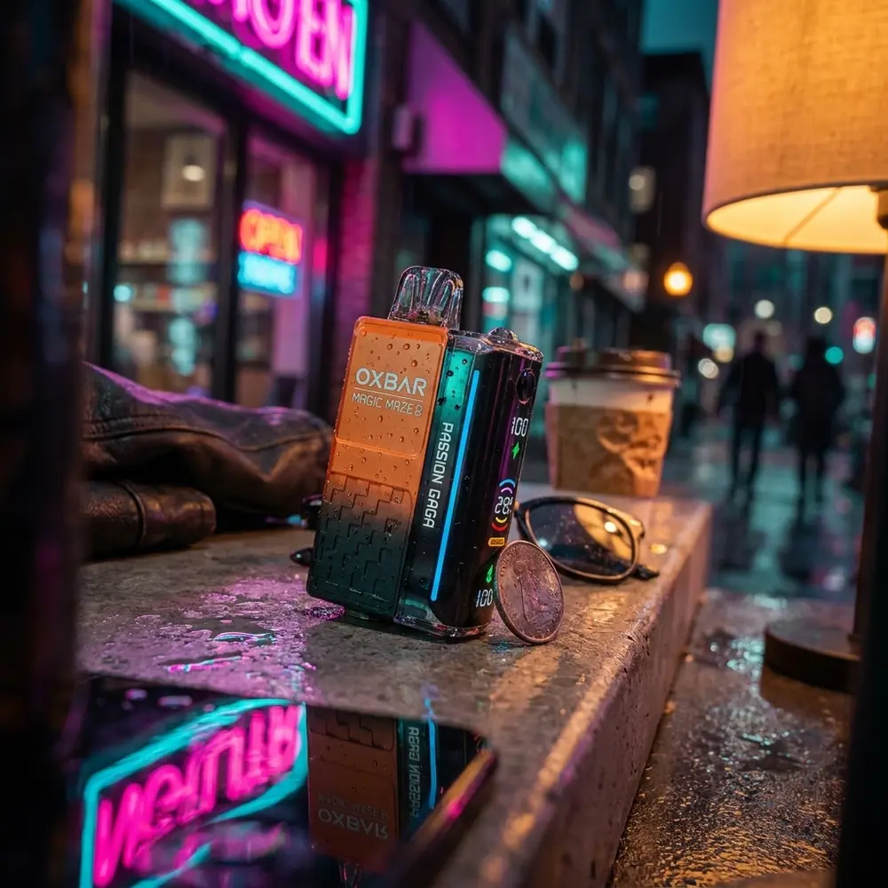 Oxbar Magic Maze 2.0 apoiado em beiral molhado na rua noturna com luzes neon e reflexos urbanos - Vapor Gringo