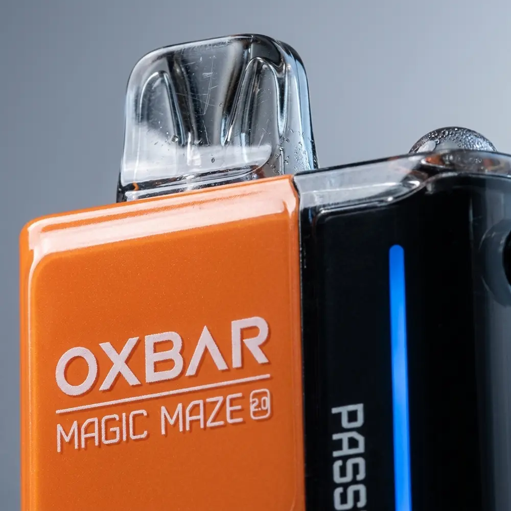 Close-up do logo e bocal do Oxbar Magic Maze 2.0 com gotas de condensacao e textura metalica visivel - Vapor Gringo