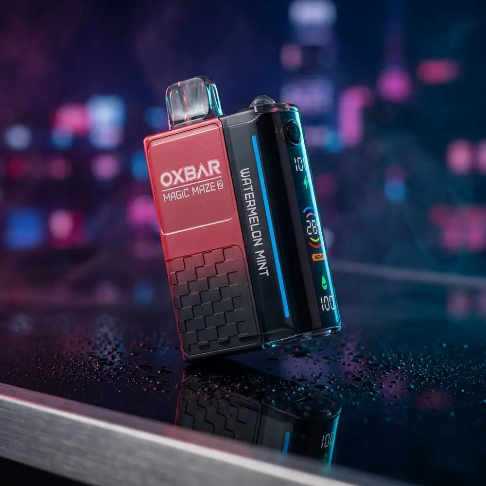 Pod descartavel Oxbar Magic Maze 2.0 Watermelon Mint em close sobre acrilico molhado com reflexos frios - Vapor Gringo