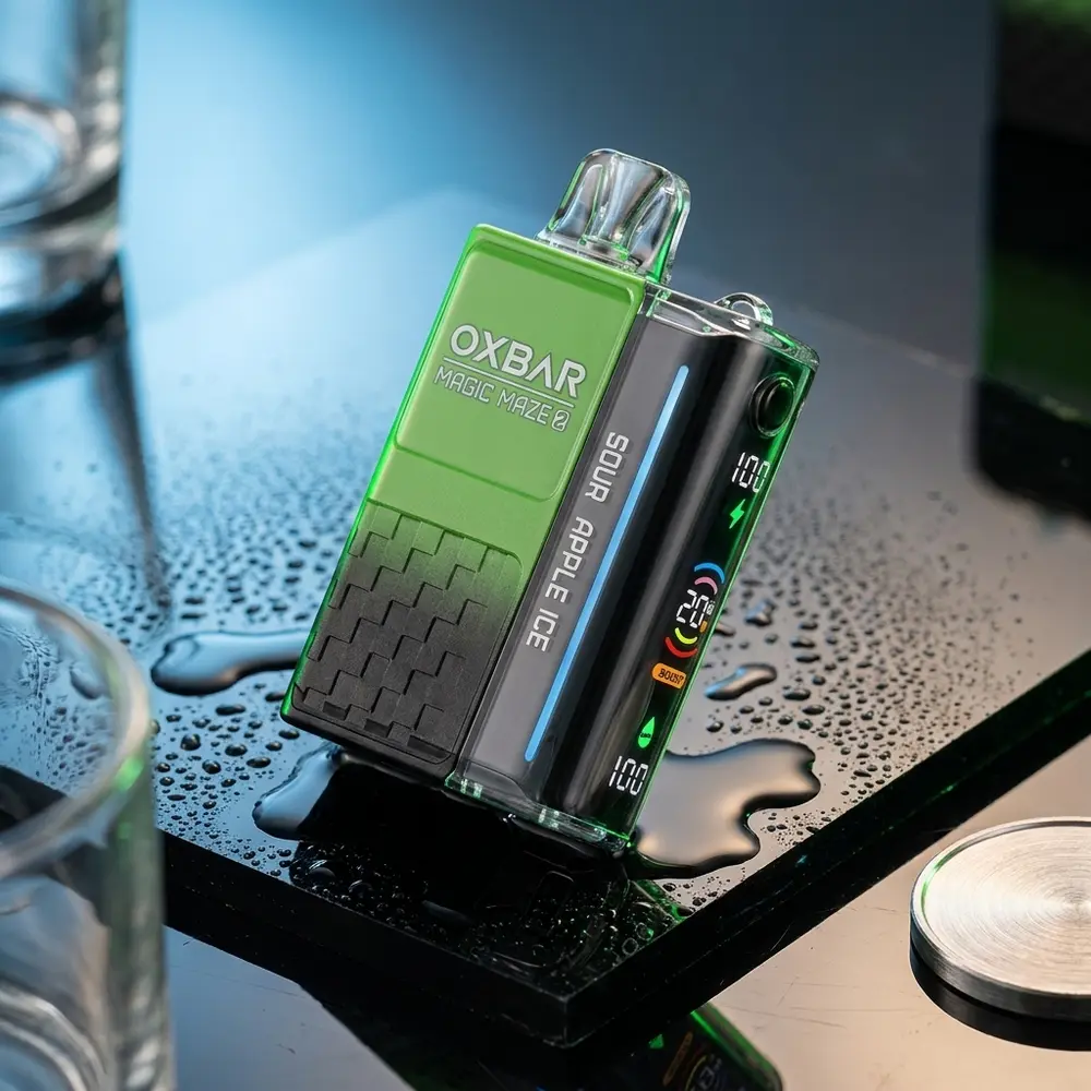 Pod Descartável Oxbar Magic Maze Sour Apple Ice sobre slab acrílico preto com iluminação verde-azul e gotas - Vapor Gringo