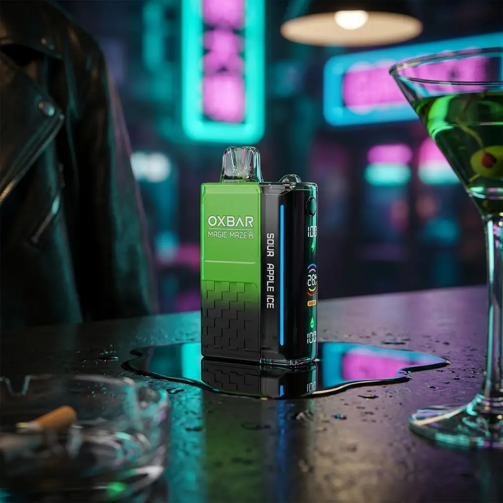 Oxbar Magic Maze Sour Apple Ice sobre balcão molhado em cena de nightlife neon urbano com reflexos - Vapor Gringo