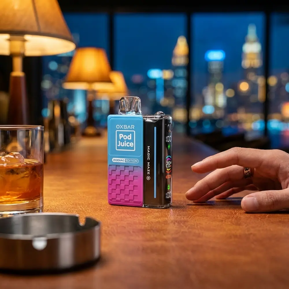 Pod Descartavel Oxbar Pod Juice 30.000 puffs apoiado em balcão de lounge luxuoso, luzes quentes e bokeh urbano - Vapor Gringo