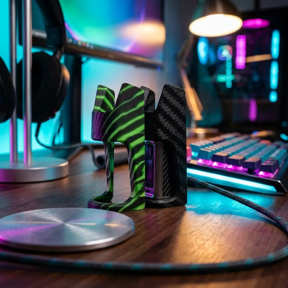 Painel de Substituição PC Pulse Dual Vandy Vape apoiado em mesa gamer RGB entre teclado e fone, reflexos coloridos - Vapor Gringo