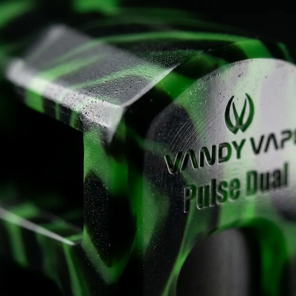 Detalhe macro do painel PC Pulse Dual Vandy Vape mostrando textura acrílica, logo impresso e microbrilhos - Vapor Gringo
