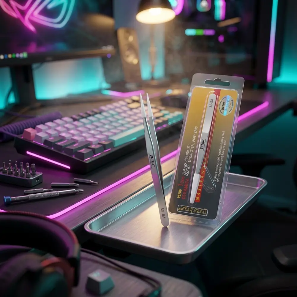 Pinca ceramica SS-SA VETUS em bancada RGB de gaming, ao lado de teclado mecanico e ferramentas de montagem - Vapor Gringo