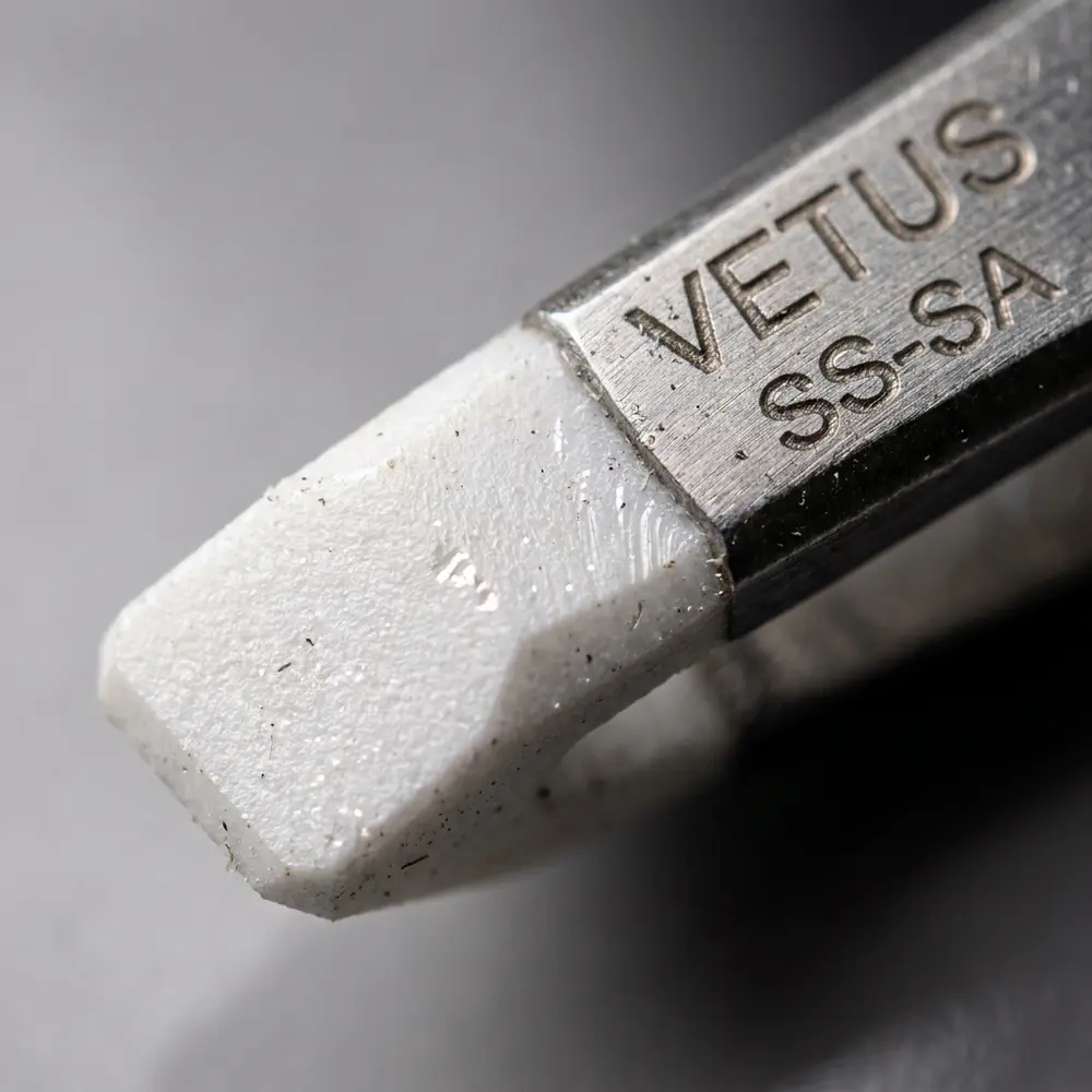 Ponta ceramica da pinca SS-SA VETUS mostrando textura, micro-reflexos e gravacao do logotipo - Vapor Gringo
