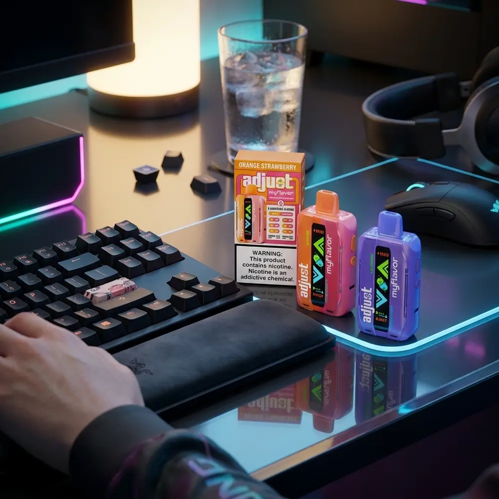 Pod Descartável Adjust My Flavor apoiado em mesa gamer RGB entre teclado mecânico e copo com gelo - Vapor Gringo