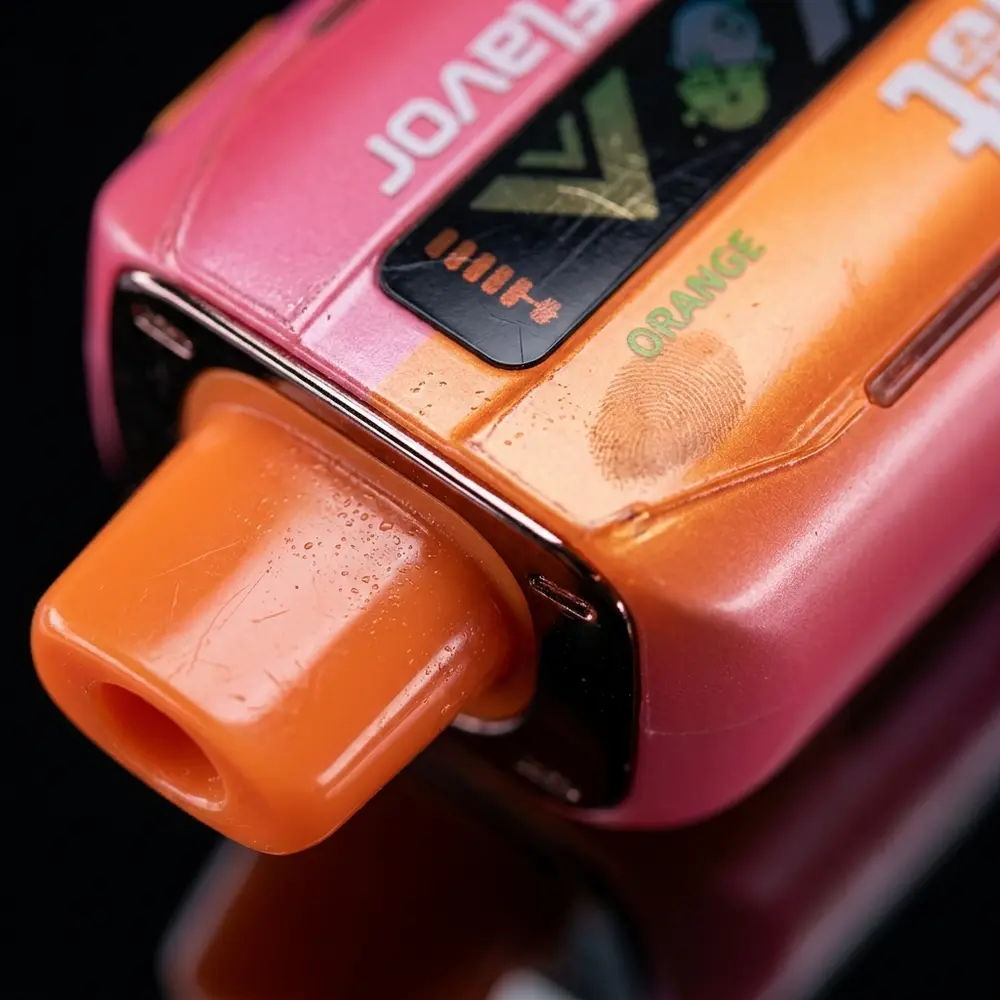 Detalhe do bocal e rótulo do Pod Descartável Adjust My Flavor com condensação, texturas e reflexos - Vapor Gringo