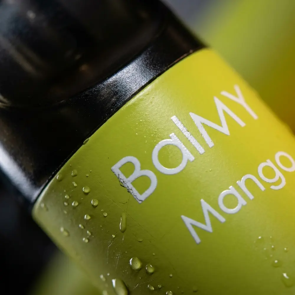 Close-up do Pod Descartável Balmy Mango mostrando tipografia, textura e gotas de condensação - Vapor Gringo