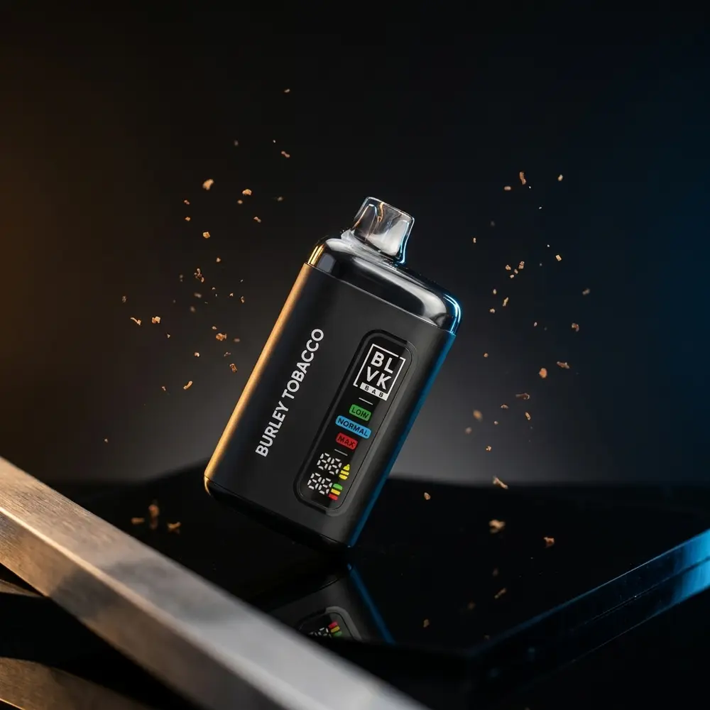 Pod descartavel BLVK Bar Burley Tobacco sobre acrilico preto com reflexos quentes e composição dramática - Vapor Gringo