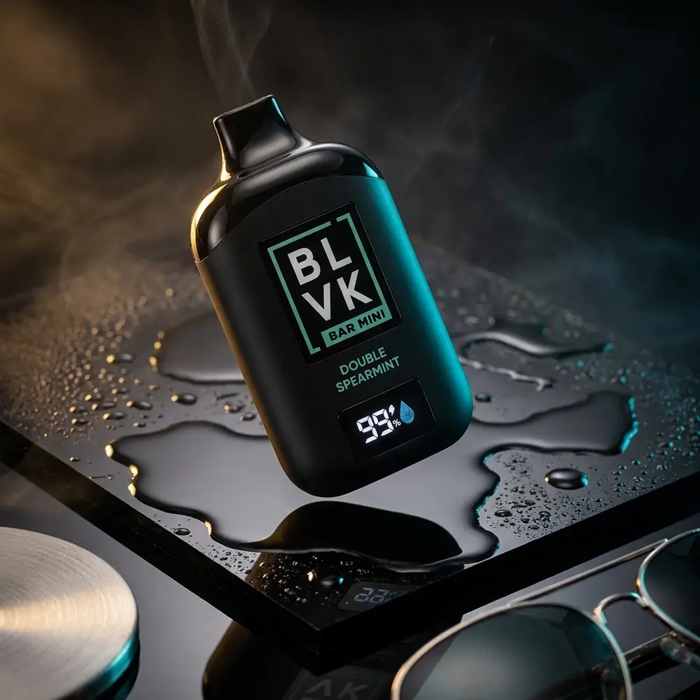 Pod Descartável BLVK Bar Mini 13.000 puffs sobre base preta brilhante com reflexos dourados e luz cian - Vapor Gringo