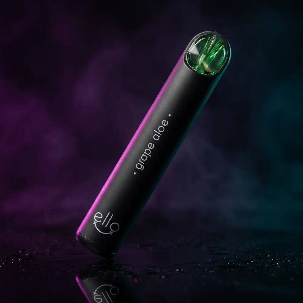 Pod descartavel Blvk Ello Grape Aloe suspenso sobre acrilico preto brilhante com luz roxa e reflexos premium - Vapor Gringo