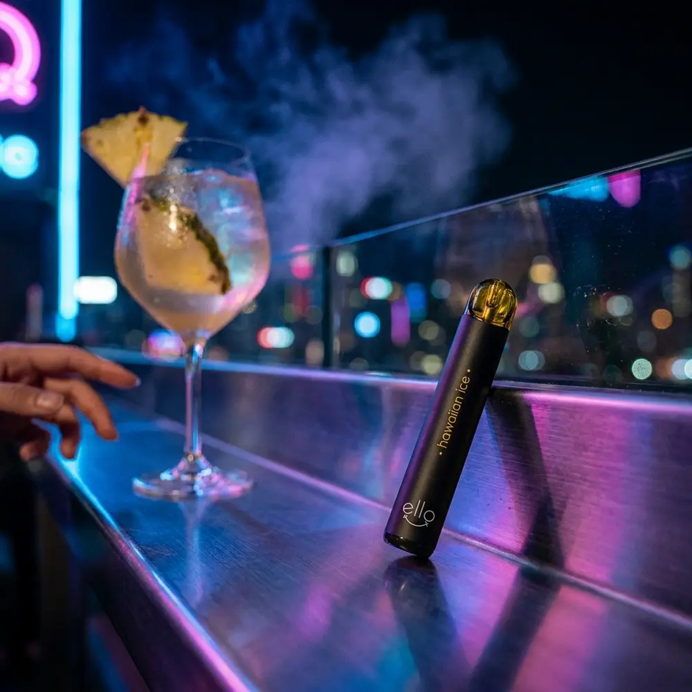 Pod descartavel Blvk Ello Hawaiian Ice encostado em balcao metalico, neon urbano desfocado ao fundo - Vapor Gringo