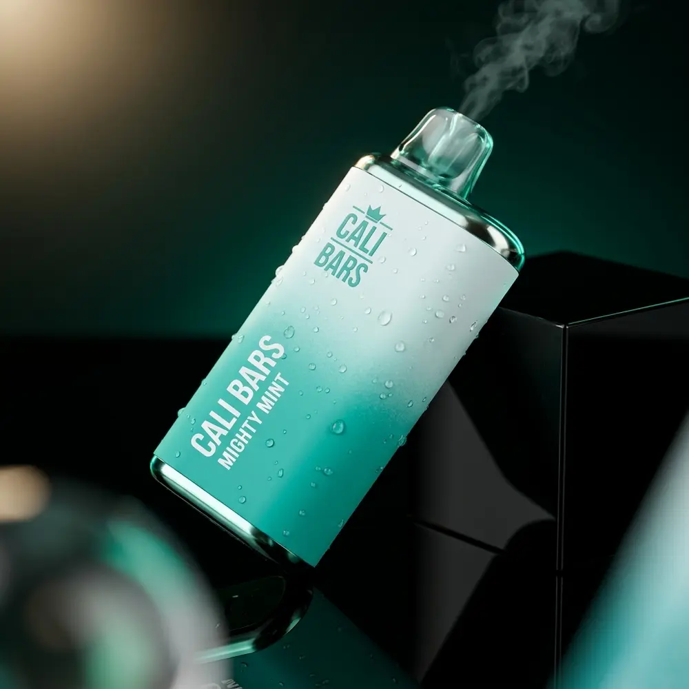 Pod descartável Cali Bars Mighty Mint sobre acrílico preto com luzes verdes e condensação, close artístico - Vapor Gringo