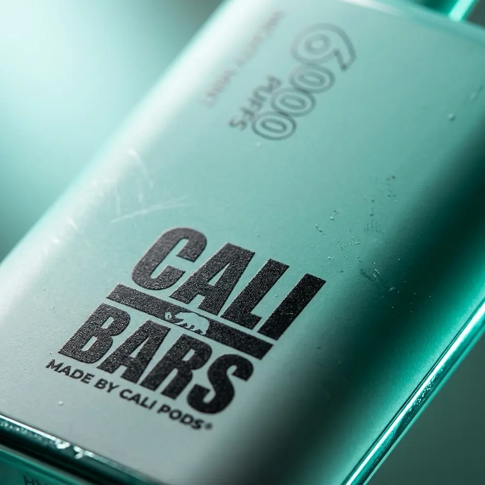 Close extremo do bocal e textura do pod descartável Cali Bars Mighty Mint com gotas e reflexos - Vapor Gringo