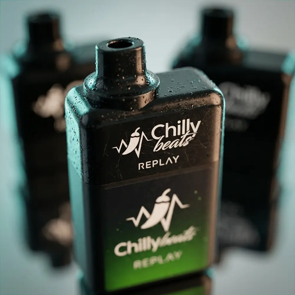 Detalhe macro do Pod Descartável Chilly Beats Replay mostrando bocal, rótulo e gotas de condensação - Vapor Gringo