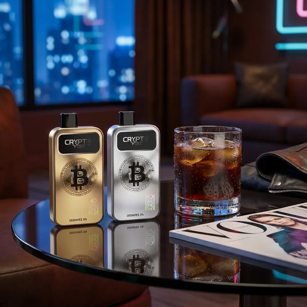 Pod Descartável Crypt Vibe Americano Ice em mesa de lounge com copo de americano gelado, condensação e luzes urbanas - Vapor Gringo