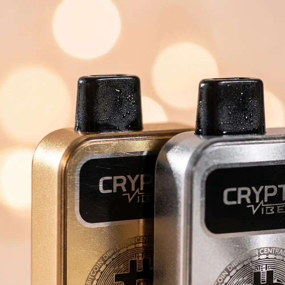 Close macro do bocal e textura do Crypt ₿ Vibe Peach Jungle com gotas de condensação e reflexos precisos - Vapor Gringo