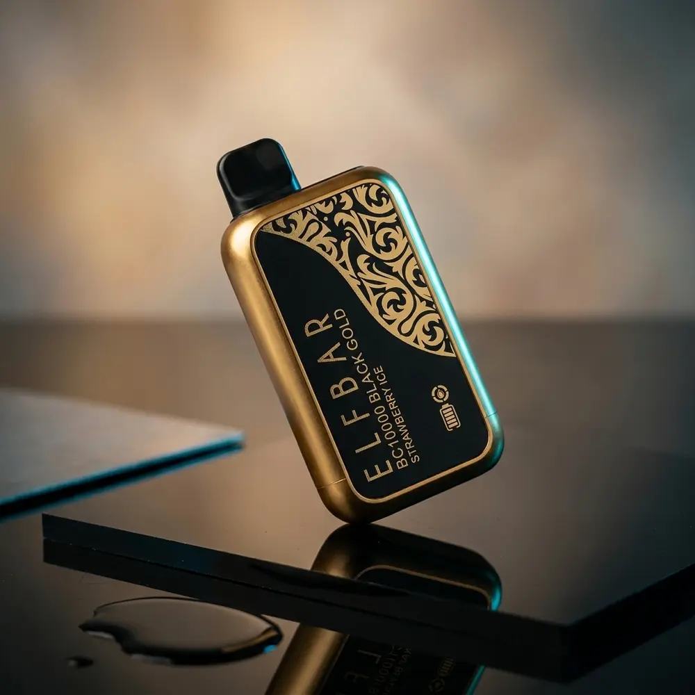 Pod descartavel Elf Bar BC10000 Black Gold inclinado sobre acrilico preto com reflexos dourados e nevoa - Vapor Gringo