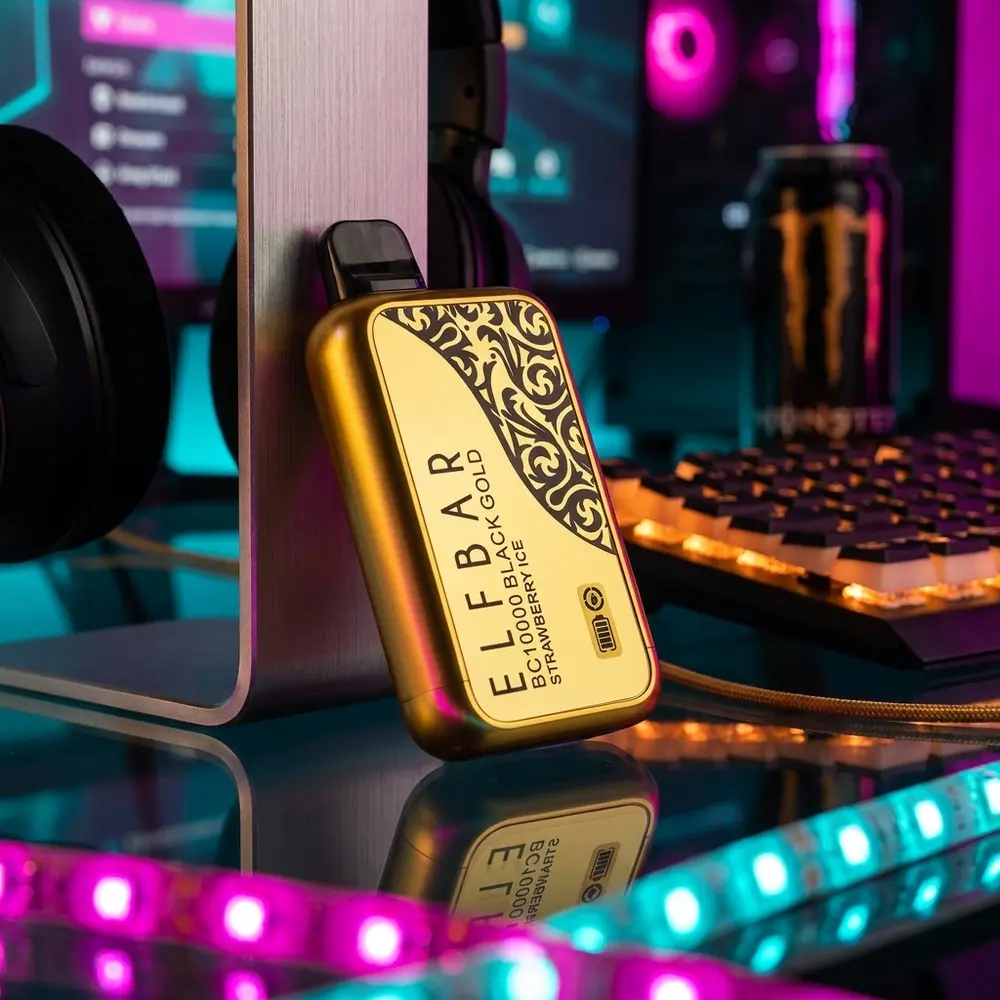 Pod Elf Bar BC10000 Black Gold apoiado em mesa gamer RGB com teclado e luzes neon desfocadas - Vapor Gringo
