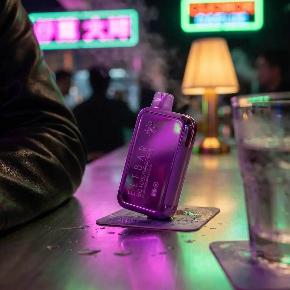 Elf Bar BC10000 apoiado num balcão metálico com luzes neon vermelhas e verdes, ambiente urbano noturno - Vapor Gringo