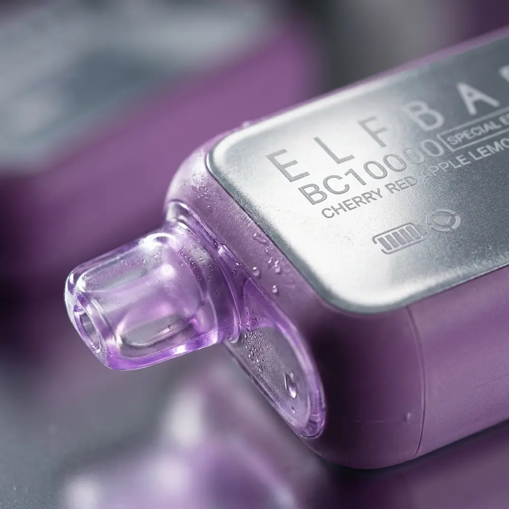 Macro do bocal e acabamento do Elf Bar BC10000 mostrando textura metálica, gotas de condensação e reflexos - Vapor Gringo