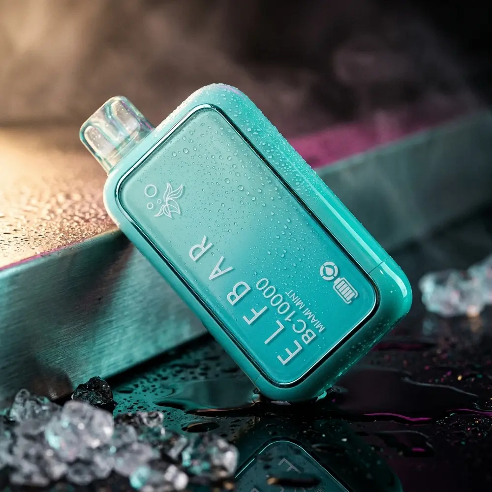 Pod descartavel Elf Bar BC10000 Miami Mint em close hero sobre acrilico preto molhado com reflexos e luzes neon - Vapor Gringo