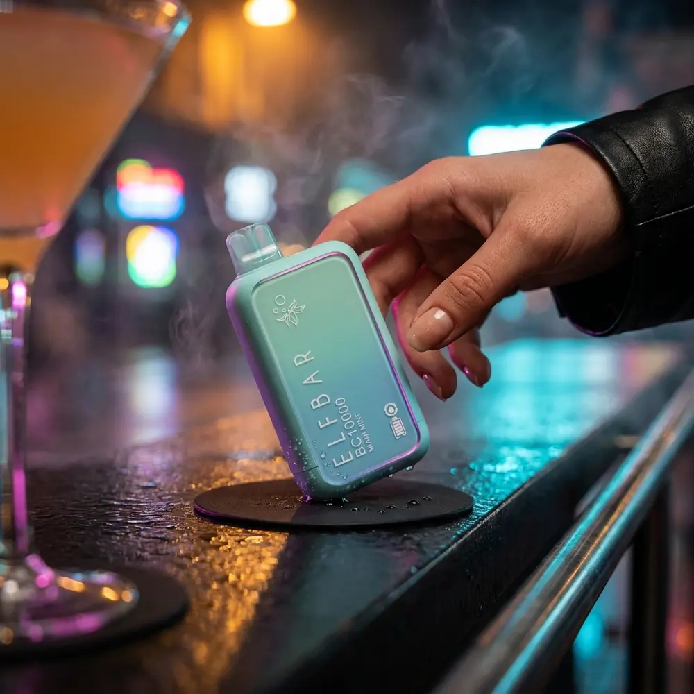 Pod Elf Bar BC10000 Miami Mint apoiado na borda de bar urbano com luzes neon ao fundo e mão parcial alcançando - Vapor Gringo