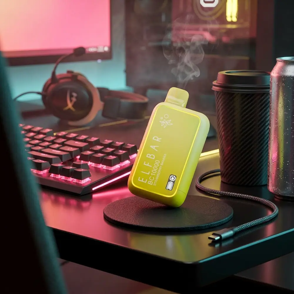 Pod descartavel Elf Bar BC10000 Strawberry Banana sobre mesa gaming com teclado RGB, fone e luzes neon ao fundo - Vapor Gringo