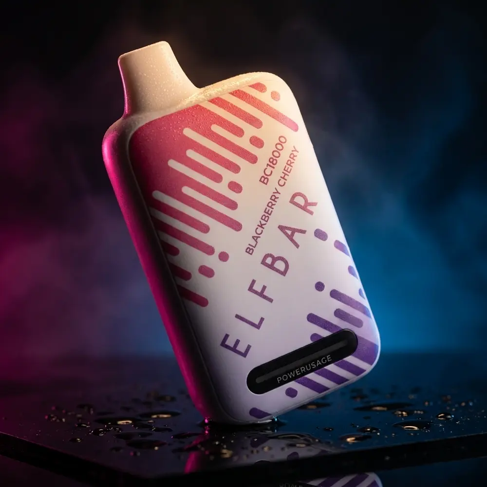 Pod Descartavel Elf Bar BC18000 Blackberry Cherry sobre base acrilica preta refletiva, luzes roxas e azuis e nevoa sutil - Vapor Gringo