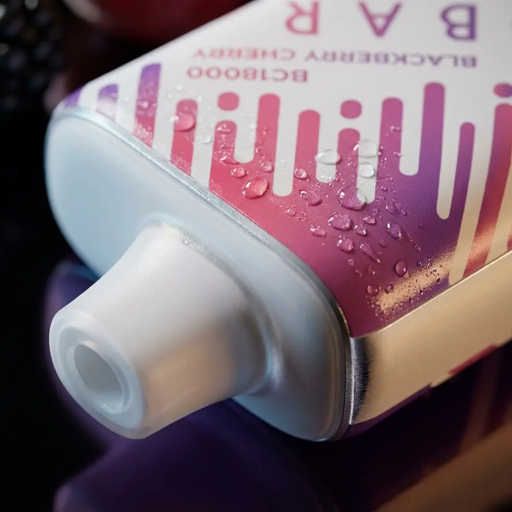 Detalhe do Pod Descartavel Elf Bar BC18000 Blackberry Cherry, foco no bocal e logo com gotas de condensacao e reflexos metalicos - Vapor Gringo