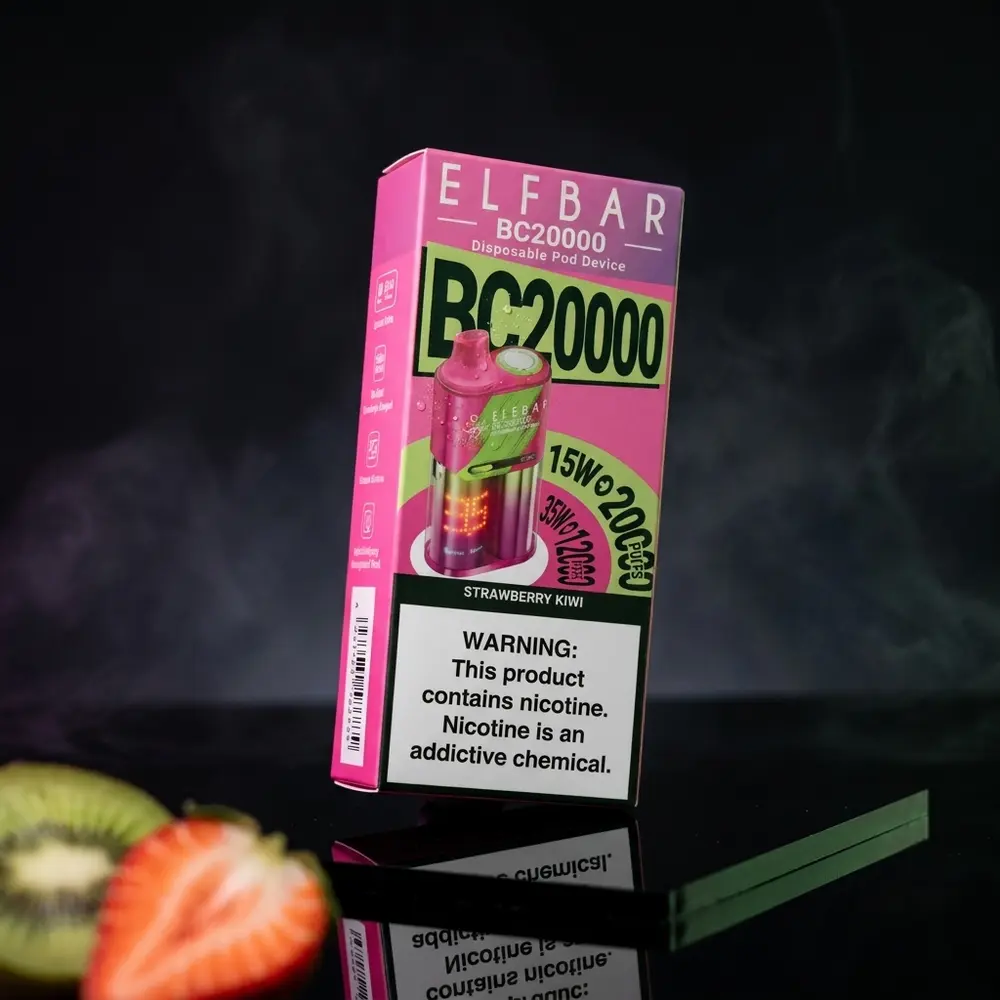 Pod descartavel Elf Bar BC20000 Strawberry Kiwi sobre base acrilica preta, iluminacao magenta e verde e gotas de condensacao - Vapor Gringo