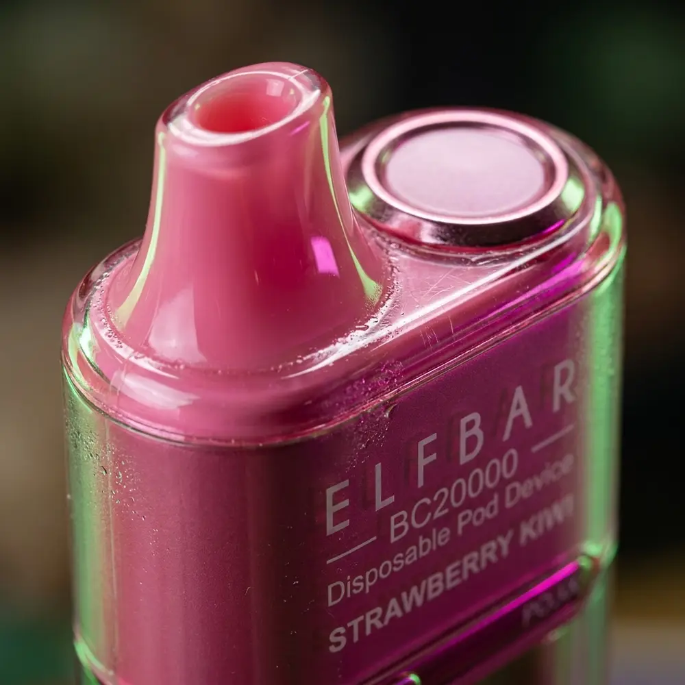 Detalhe do bocal e rotulo do Elf Bar BC20000 Strawberry Kiwi com gotas de condensacao e reflexos no acabamento - Vapor Gringo