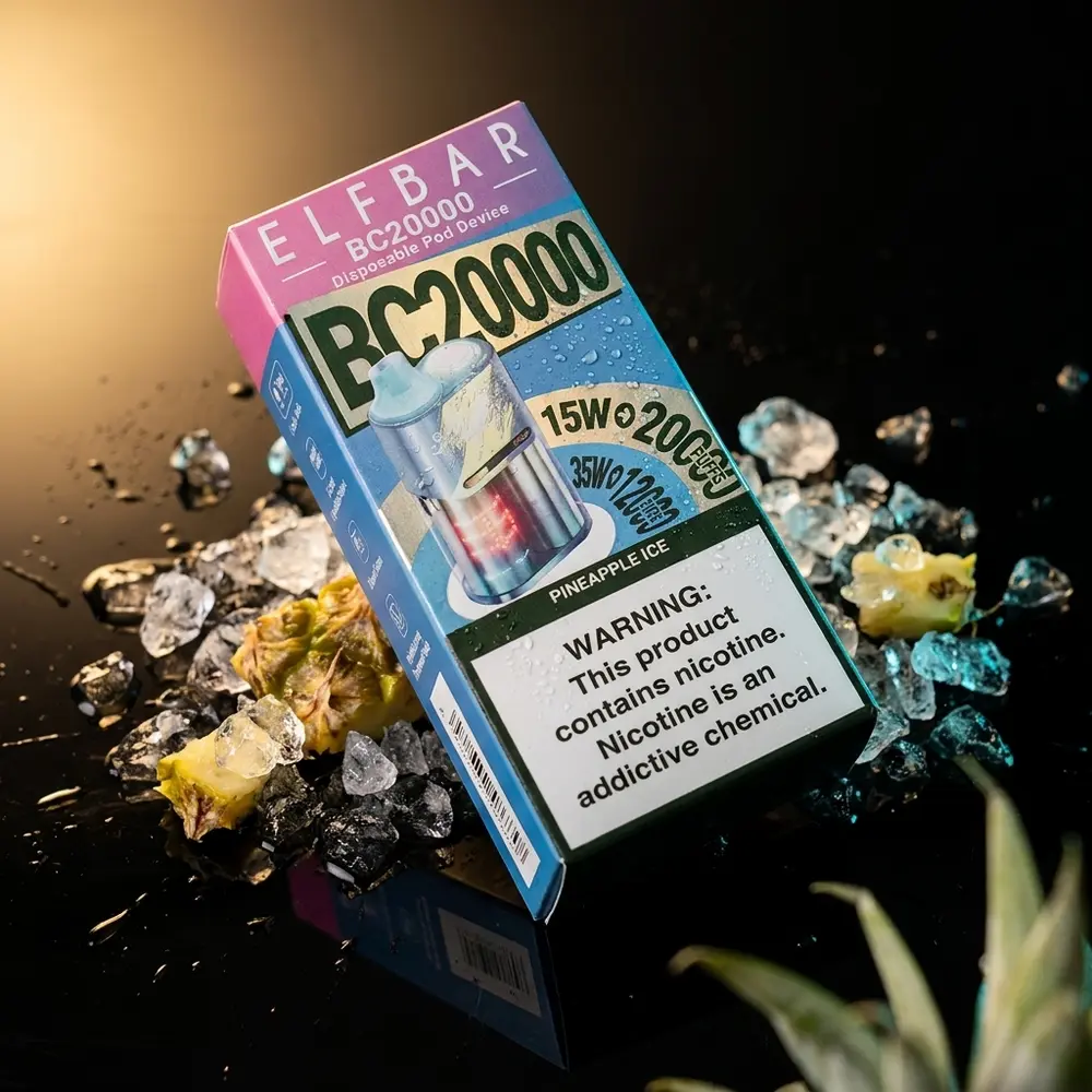 Pod descartavel Elf Bar BC20000 Pineapple Ice sobre base acrilica preta com gotas e pedacos de abacaxi. - Vapor Gringo