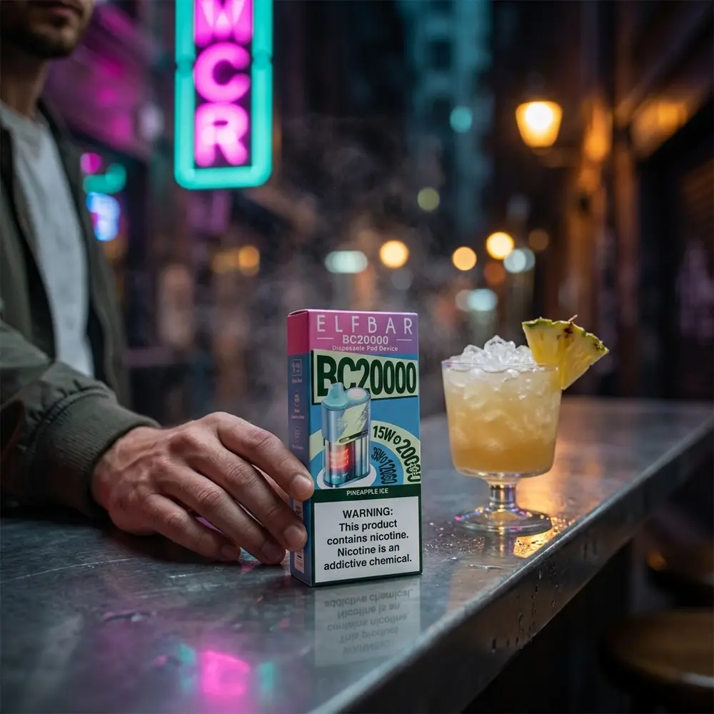 Pod Elf Bar BC20000 Pineapple Ice apoiado em balcao molhado de bar neon, com coquetel de abacaxi ao lado. - Vapor Gringo