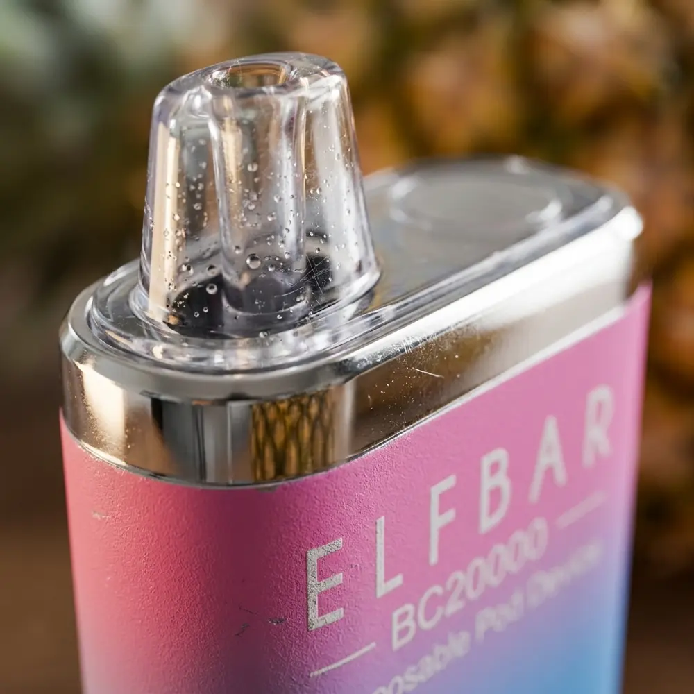 Close-up do bocal do Pod Elf Bar BC20000 Pineapple Ice com gotas de condensacao e reflexos metalicos. - Vapor Gringo