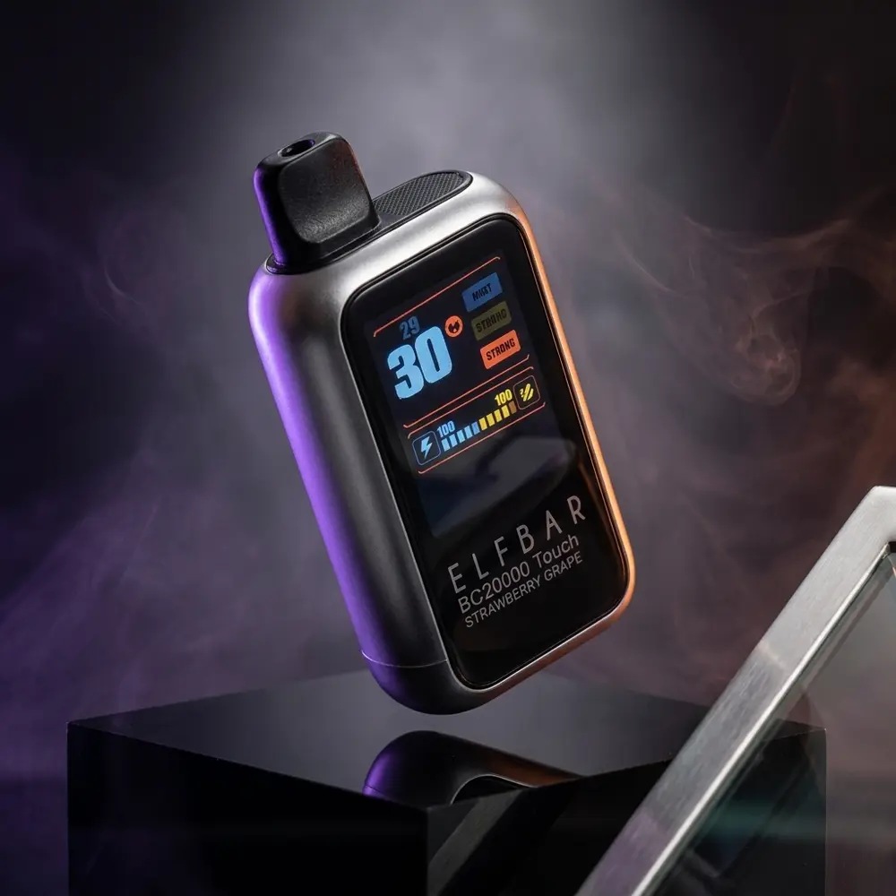 Pod descartável Elf Bar BC20000 Touch Strawberry Grape suspenso sobre pedestal acrílico preto com reflexos roxo e laranja, tela visível - Vapor Gringo