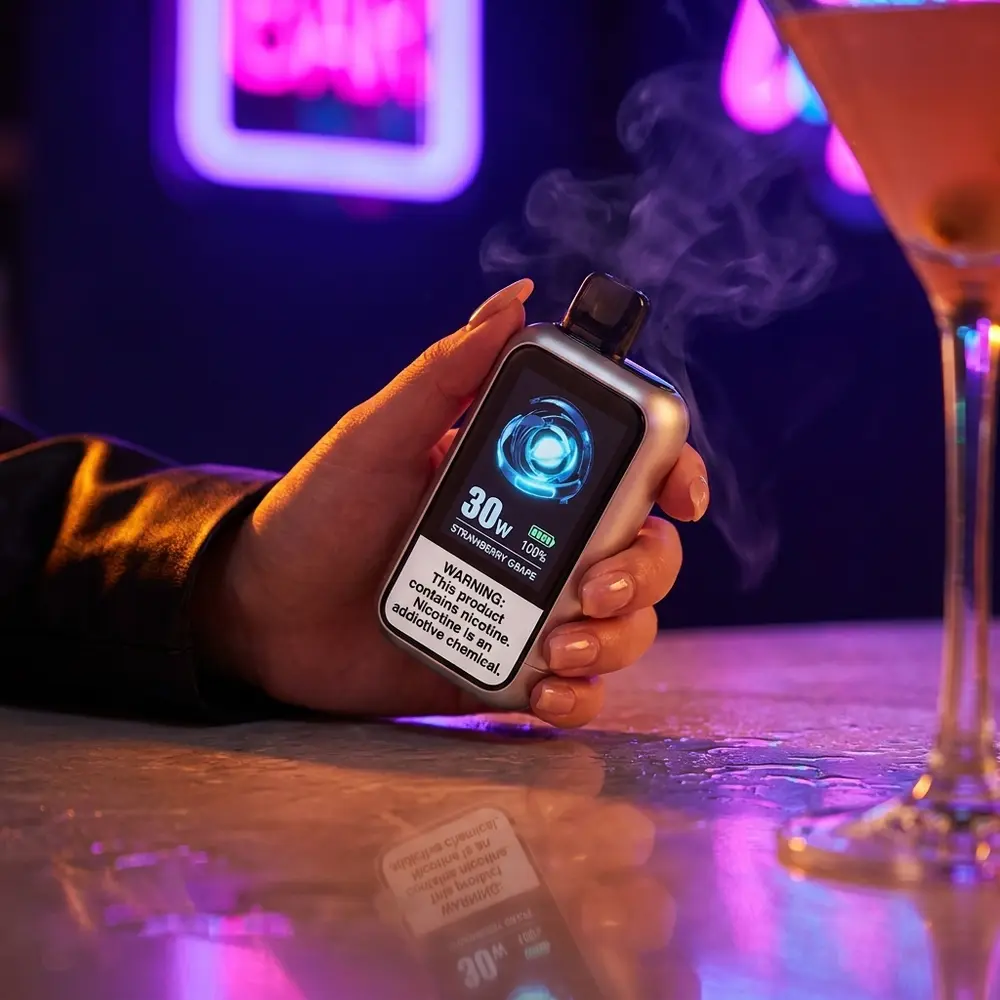 Mão segurando o Pod descartável Elf Bar BC20000 Touch Strawberry Grape em balcão urbano molhado, luzes neon magenta ao fundo e reflexos - Vapor Gringo