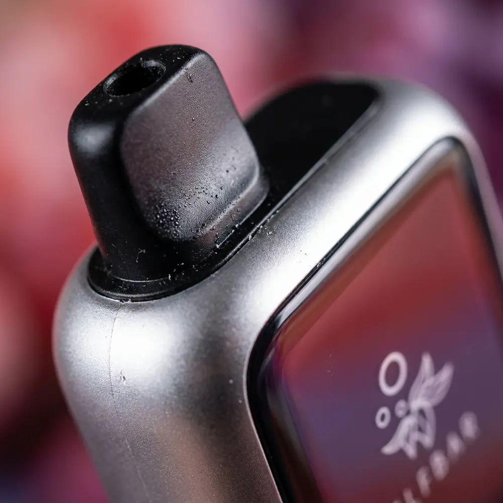Close-up do bocal e da borda da tela do Pod Elf Bar BC20000 Touch Strawberry Grape com gotas de condensação, micro-reflexos e textura - Vapor Gringo