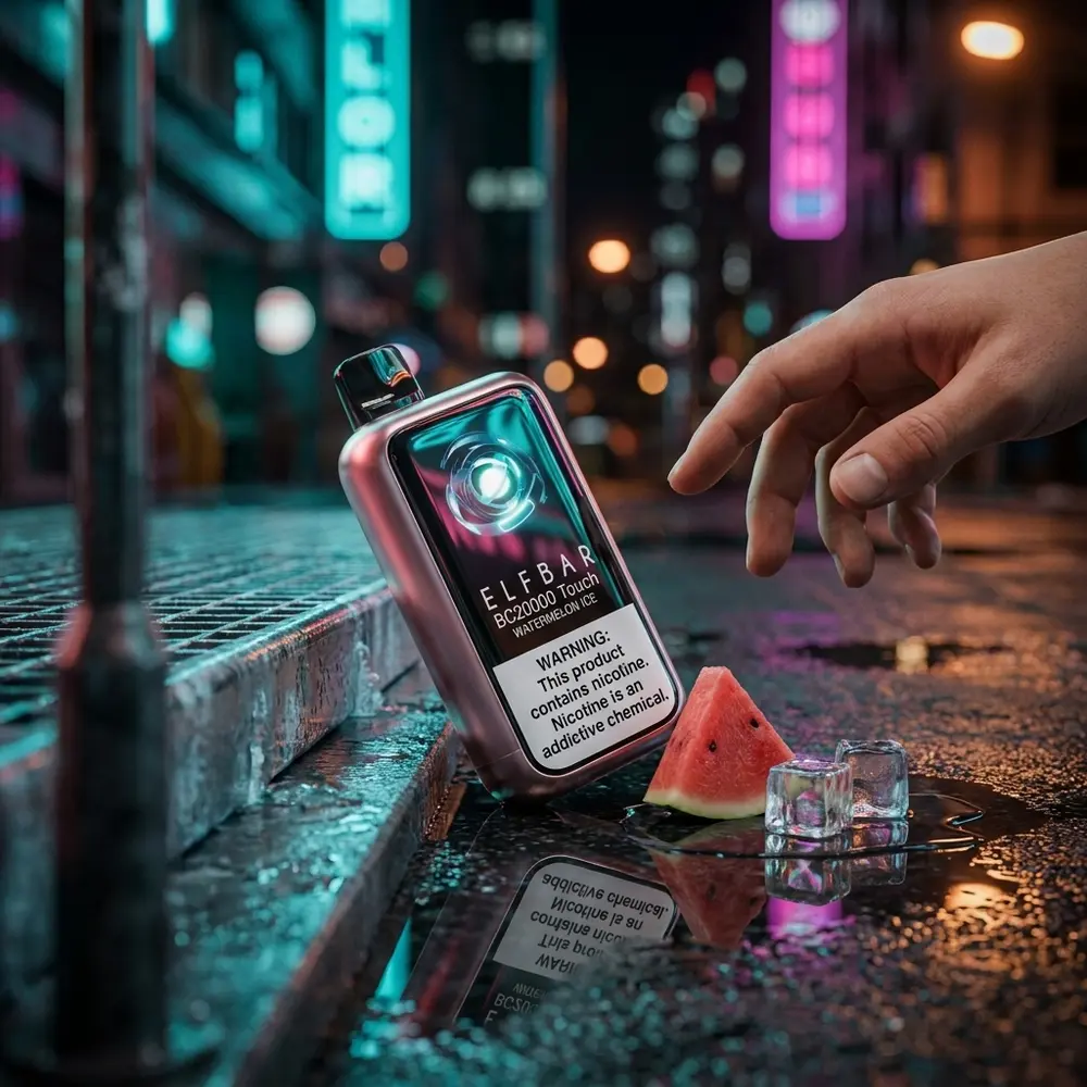 Pod Descartavel Elf Bar BC20000 Touch em calçada urbana molhada com neon ao fundo e fatia de melancia ao lado - Vapor Gringo