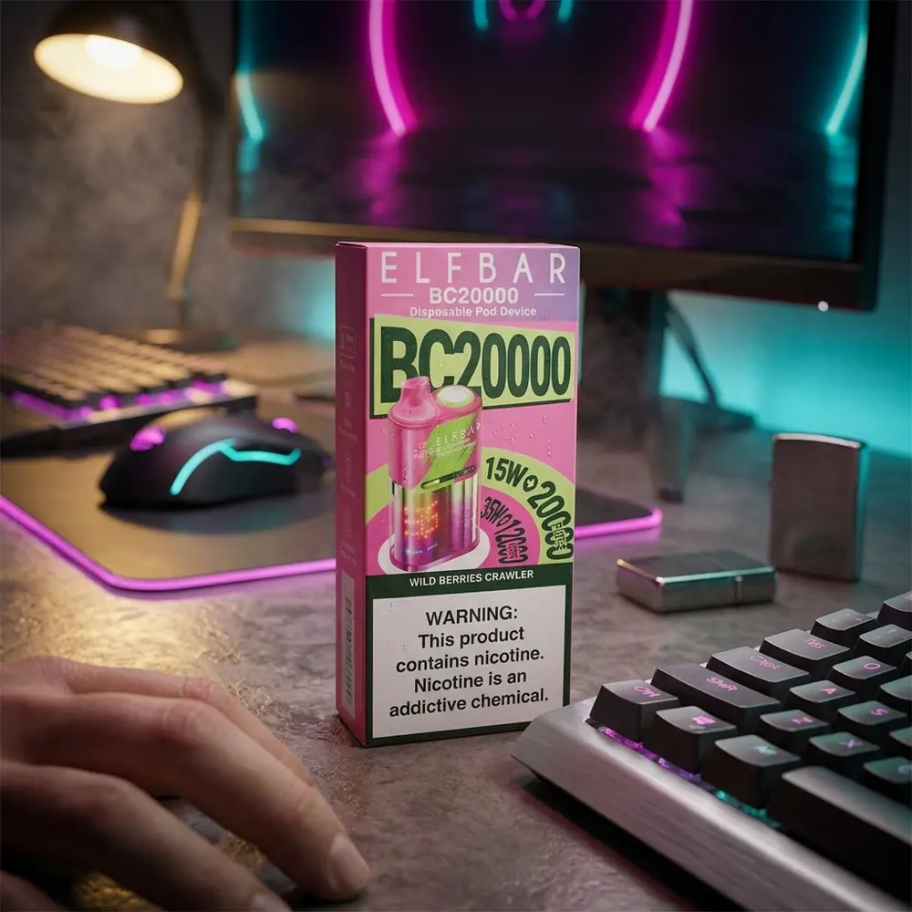 Pod Elf Bar BC20000 Wild Berries apoiado em mesa gamer RGB, teclado e monitor desfocados, atmosfera noturna - Vapor Gringo
