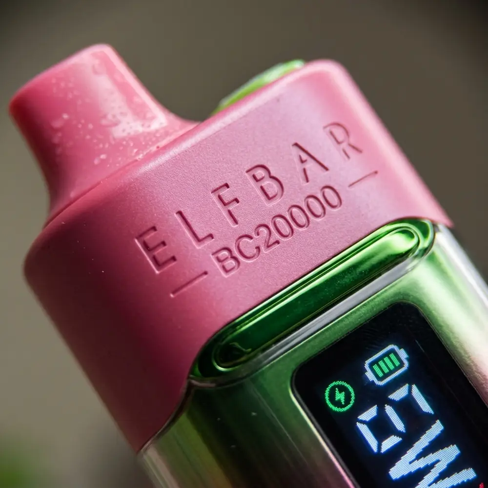 Close-up do bocal e tela do Pod Elf Bar BC20000 Wild Berries com gotas de condensacao e reflexos metalicos - Vapor Gringo