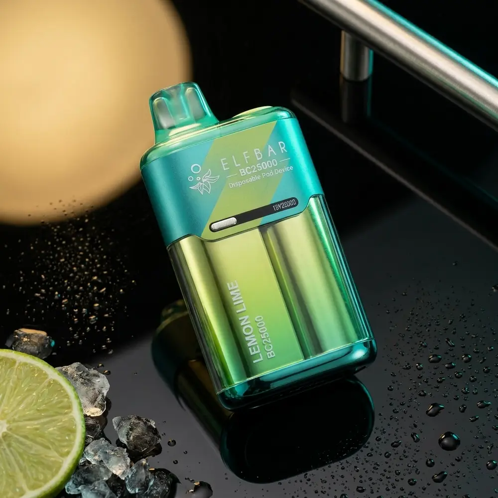 Pod Descartavel Elf Bar BC25000 Lemon Lime sobre acrilico preto reflexivo com fatias de lima em primeiro plano - Vapor Gringo